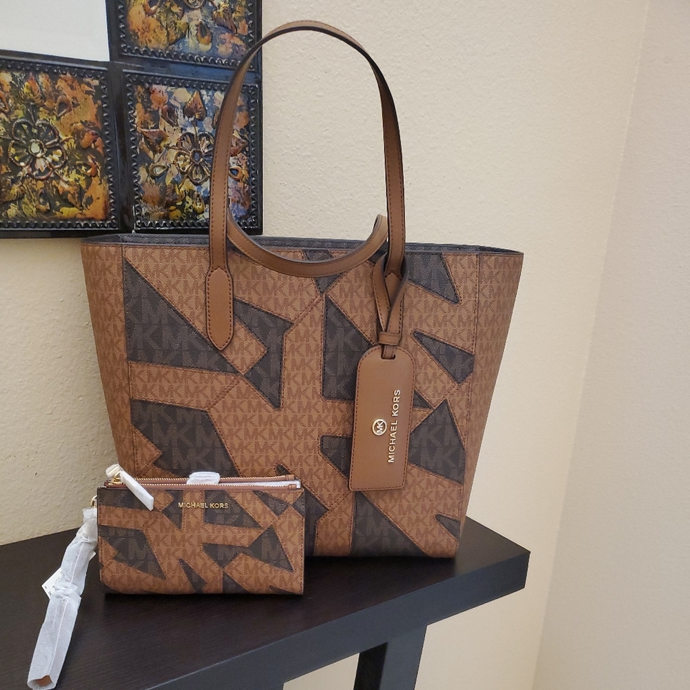 Michael kors Signature Sinclair East West Tote  and Medium Double Zip Wr…